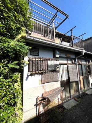 ●連棟3つ合わせての販売になります。
●近隣に駅、スーパー、ビックリドンキーもあり便利な立地です。
●建て替え可能です。