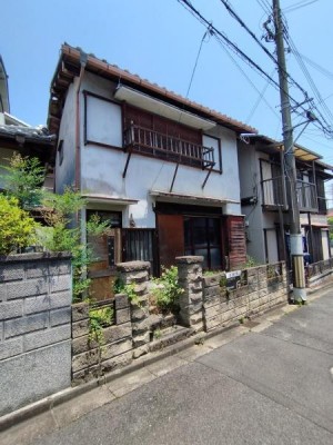 京都市伏見区・南区・東山区・下京区・右京区を中心とする不動産売買のセンチュリー21ハウスマーケット｜スタッフのオススメ物件や、オープンハウス・現地説明会など最新情報をお届け ●南向きの為日当たり良好
●貝塚市久保375-12
●リフォーム物件にもおススメ
●浄化槽、都市ガス
※バルコニーの扉が無い為、新設必要（現状有姿売買）
