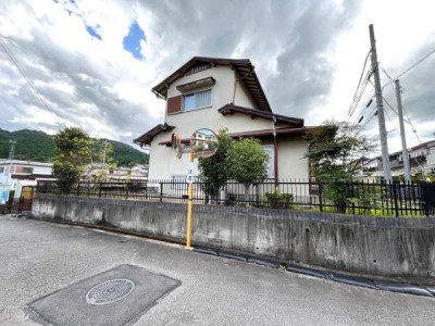 ●閑静な住宅街の角地で好立地です。
●広いお庭で家庭菜園も可能です。
●コーナンまで車で5分と便利です。