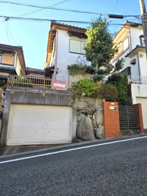 ●近隣コンビニまで徒歩約7分
●分譲住宅エリアの戸建