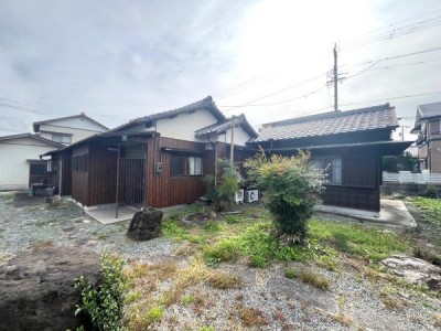 ●土地面積923平米（約279坪）の広々敷地。
●車4台分の駐車スペースあり。
●伊勢神宮（外宮）まで車で約18分。
●明星小学校まで徒歩3分で安心。