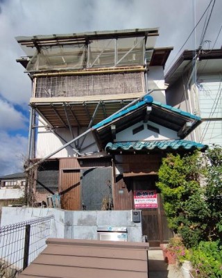 ●南向き日当たり良好
●物件北側に月極駐車場あり
●実測面積は85.83平米（25.96坪）
●池田市上池田1丁目4-6
※再建築不可、残物は売主処分、物件の前に祠あり
