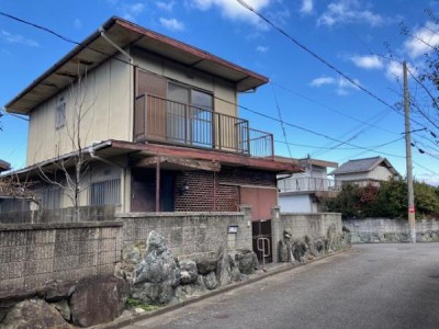 ●南海本線みさき公園駅徒歩約10分●都市ガス、本下水●駐車場1台有り●6LDK●土地約94坪●閑静な住宅地