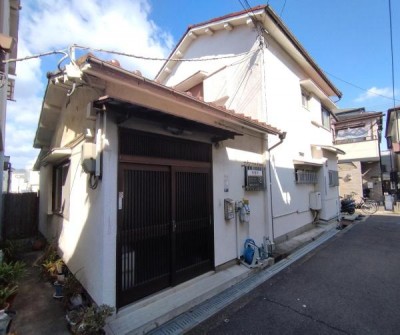 ●南向き、日当たり良好
●リフォーム物件にもおススメ
●住所：岸和田市吉井町2丁目8-1
●前面道路が建築基準法道路では無い為再建築不可


