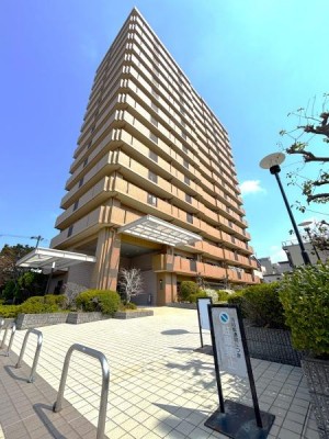 京都市伏見区・南区・東山区・下京区・右京区を中心とする不動産売買のセンチュリー21ハウスマーケット｜スタッフのオススメ物件や、オープンハウス・現地説明会など最新情報をお届け ●2階角部屋、南向きバルコニー、日当たり眺望良好
●オートロック、監視カメラ有、宅配BOX有
●大型スーパー、コンビニ、小学校徒歩約3分
●リフォームの見積もりは無料