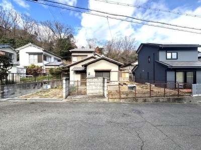 ●閑静な住宅地、庭付一戸建て
●最寄り駅 JR和歌山線『畠田』まで徒歩約11分
●リフォームの見積もりは無料。お気軽にご相談ください。