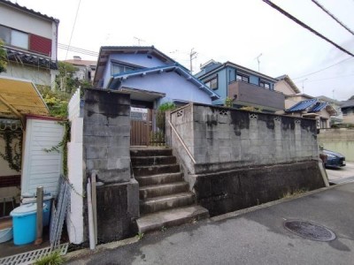 ●リフォーム物件にもおススメ
●二法道路の為日当たり良好
●住所：富田林市桜ケ丘町7-12
●建築条件無し
●記載の床面積は増築部分含む（※登記上は平屋）
