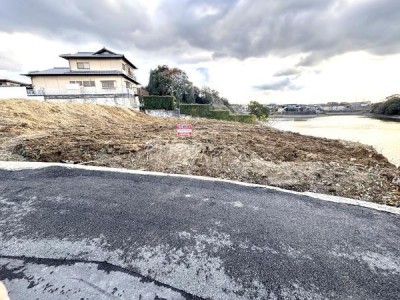 ●最寄り駅から徒歩約３分
●閑静な住宅街のお土地です
●約184.05坪の広々とした土地です
●建築条件無し土地【B号地】
