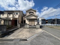 ☆乗用車1台、軽自動車1台駐車可
☆室内綺麗におつかいです
☆家族住まいにピッタリ!!
