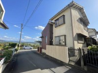 ●修繕などは行わず、古家付き現状有姿です。
●残置物は売主処分
●駐車スペース1台あり
●エコキュート設置(2010年製)