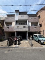 京都市伏見区・南区・東山区・下京区・右京区を中心とする不動産売買のセンチュリー21ハウスマーケット｜スタッフのオススメ物件や、オープンハウス・現地説明会など最新情報をお届け ●4LDK●平成8年築●室内綺麗にお使いです●前道6.4mで広々●車庫2台あり